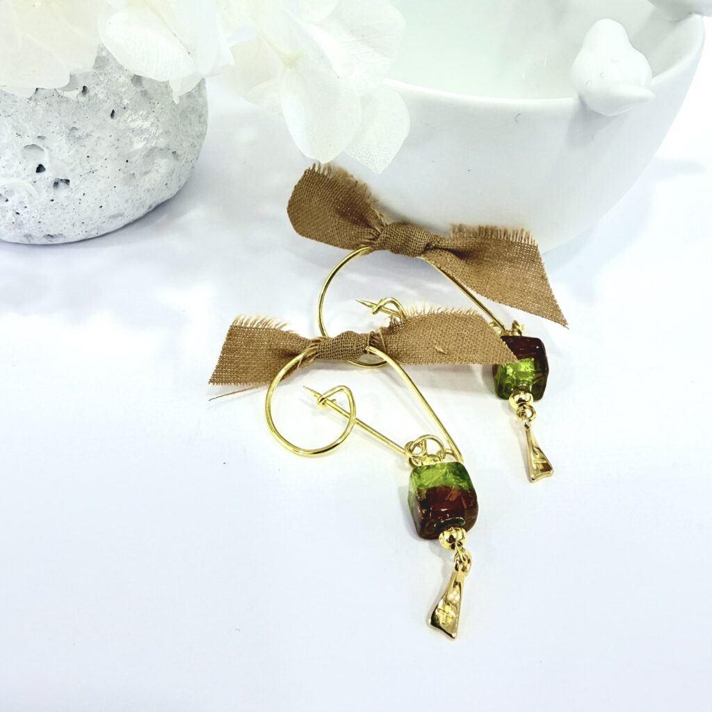 GP.32-Παραμάνα-με-γυαλωμένη-χάντρα-και-σταυρό-24Κ