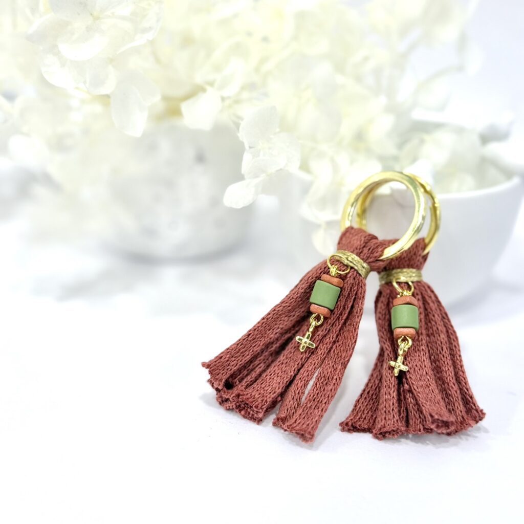 GP.38-Μπρελόκ-από-κορδόνι-πλεκτό-και-σταυρό-24Κ