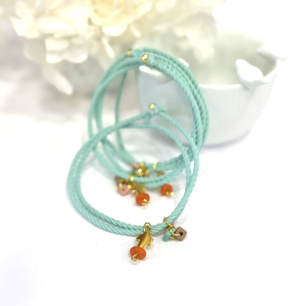 GP.51-Βραχιόλι-με-ελαστικό-κορδόνι-κεραμικά-στοιχεία-και-σταυρό-24Κ