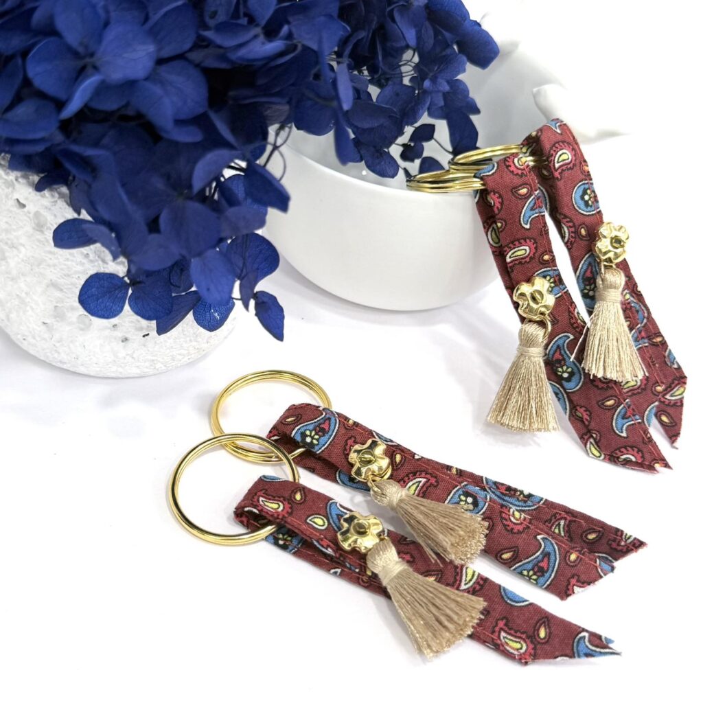 GP.55-Μπρελόκ-με-πλακέ-υφασμάτινο-κορδόνι-διπλής-όψης-φουντάκι-και-σταυρό-24Κ