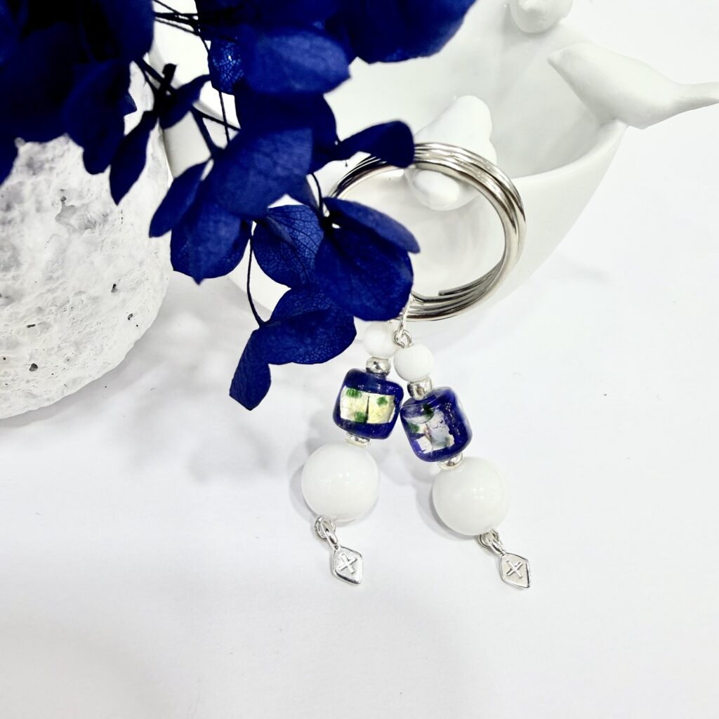 GP.85-Mπρελόκ-με-γυαλωμένη-χάντρα-και-επάργυρο-σταυρό